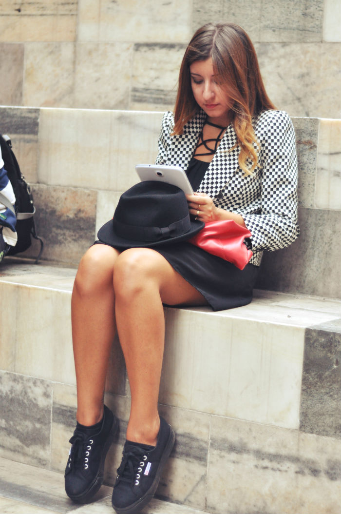Superga nere top outfit